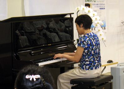 院内ピアノコンサートの様子の写真